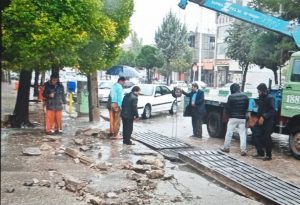 تلاش های ستودنی پرسنل شهرداری یاسوج در رفع گرفتگی معابر بارندگی ۲ روز اخیر